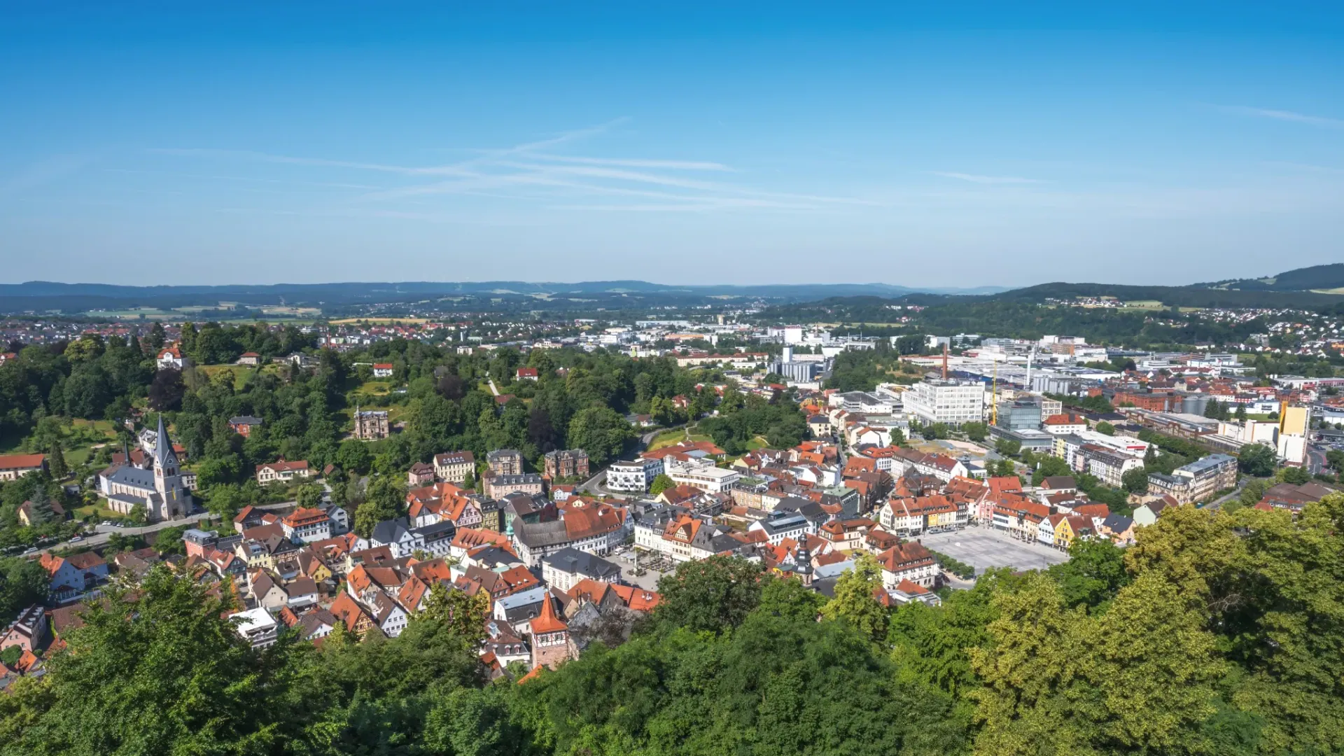 Stadtpanorama von Kulmbach mit Altstadt und grüner Umgebung