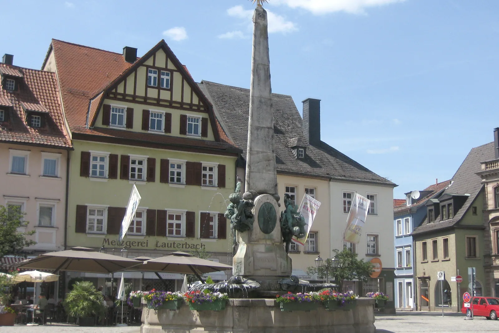 Marktplatz von Kulmbach mit Brunnen und historischen Fassaden